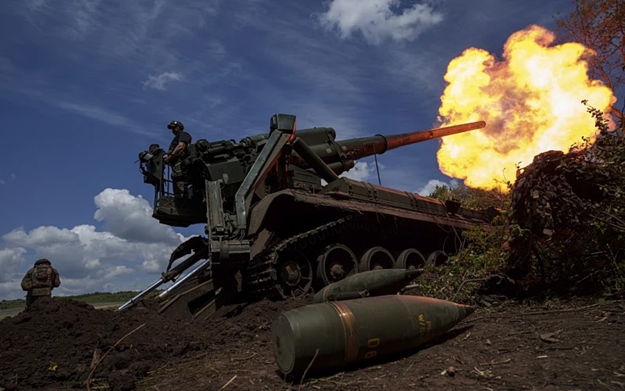 Lính Ukraine nã pháo ở tỉnh Donetsk. Ảnh: AP.