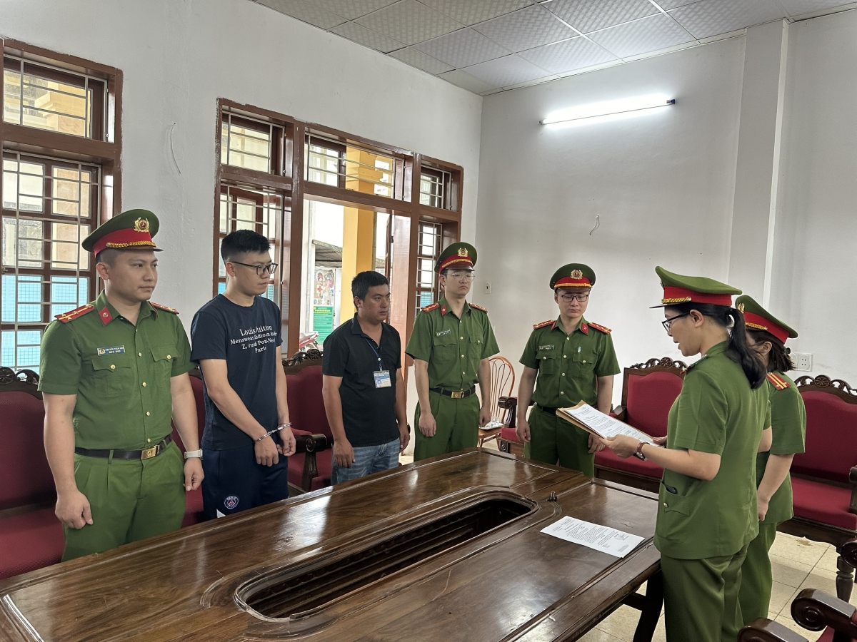 Cơ quan CSĐT Công an tỉnh Sơn La tống đạt các quyết định.