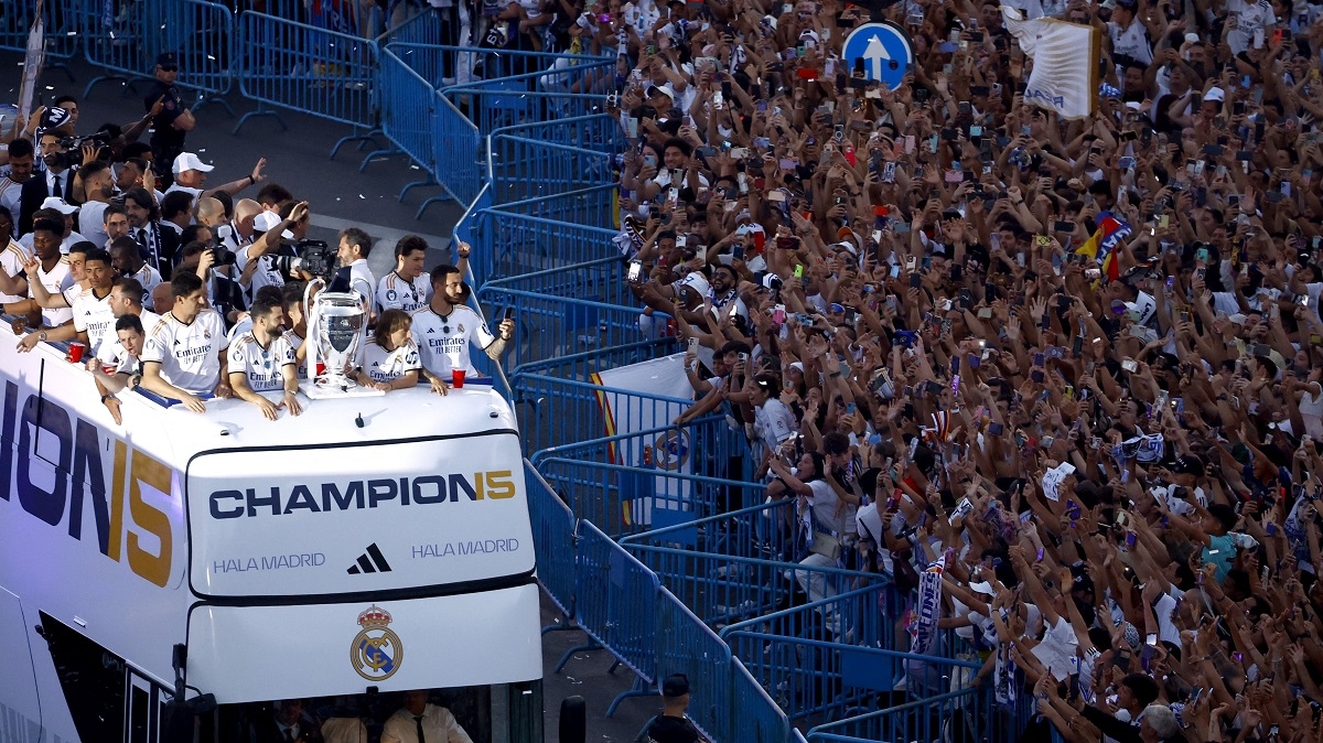 Các thành viên Los Blancos di chuyển quanh thành phố Madrid trên chiếc xe bus mui trần. 