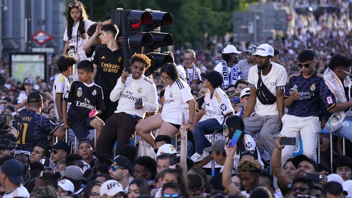 Theo ước tính, có tới 450.000 fan đổ ra đường để chung vui cùng Real Madrid.