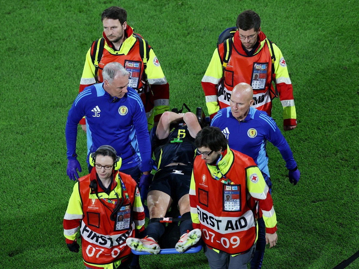 Tierney (Scotland) chấn thương nặng và phải rời sân trên cáng. (Ảnh: Reuters). 