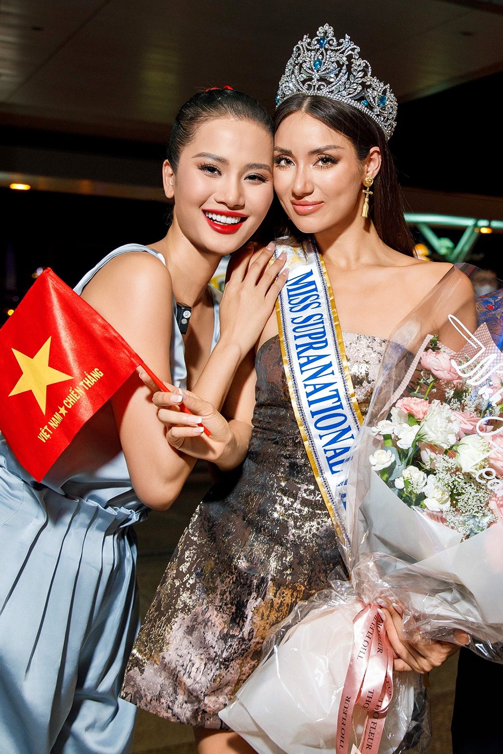 Á hậu Hương Ly chia tay Lydie Vũ.