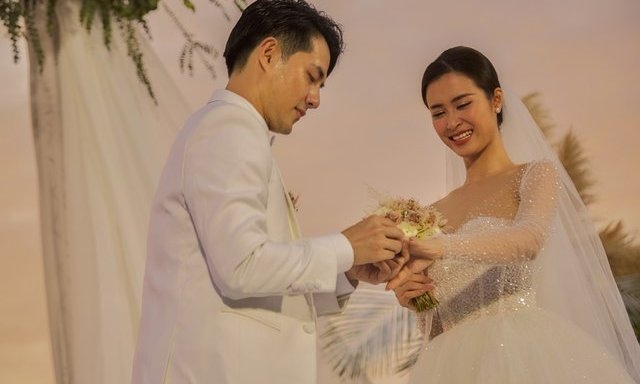 Đám cưới của cặp đôi hot nhất nhì showbiz Đông Nhi - Ông Cao Thắng cũng có những quy định khá đặc biệt. Trên thiệp có ghi rõ một số yêu cầu cho khách mời như trang phục màu đen, trắng hoặc kem. Chỉ có những vị khách có tên trong danh sách mới có thể vào bên trong resort tổ chức đám cưới. Nhằm đảo bảo an toàn cũng như riêng tư trong buổi tiệc, cặp đôi ra quy định thắt chặt an ninh và không cho truyền thông tác nghiệp tại Phú Quốc.