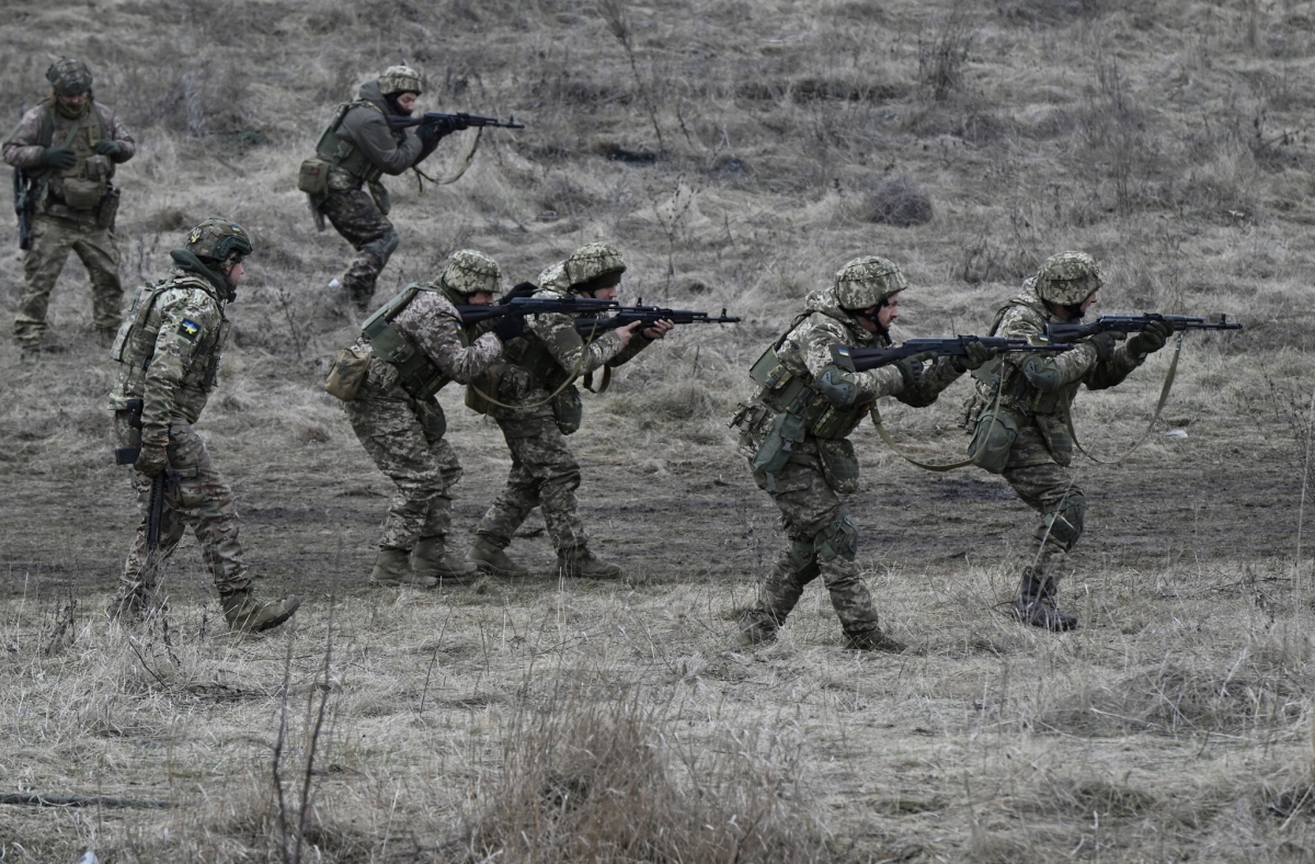 Quân đội Ukraine trên chiến trường. Ảnh: AP.