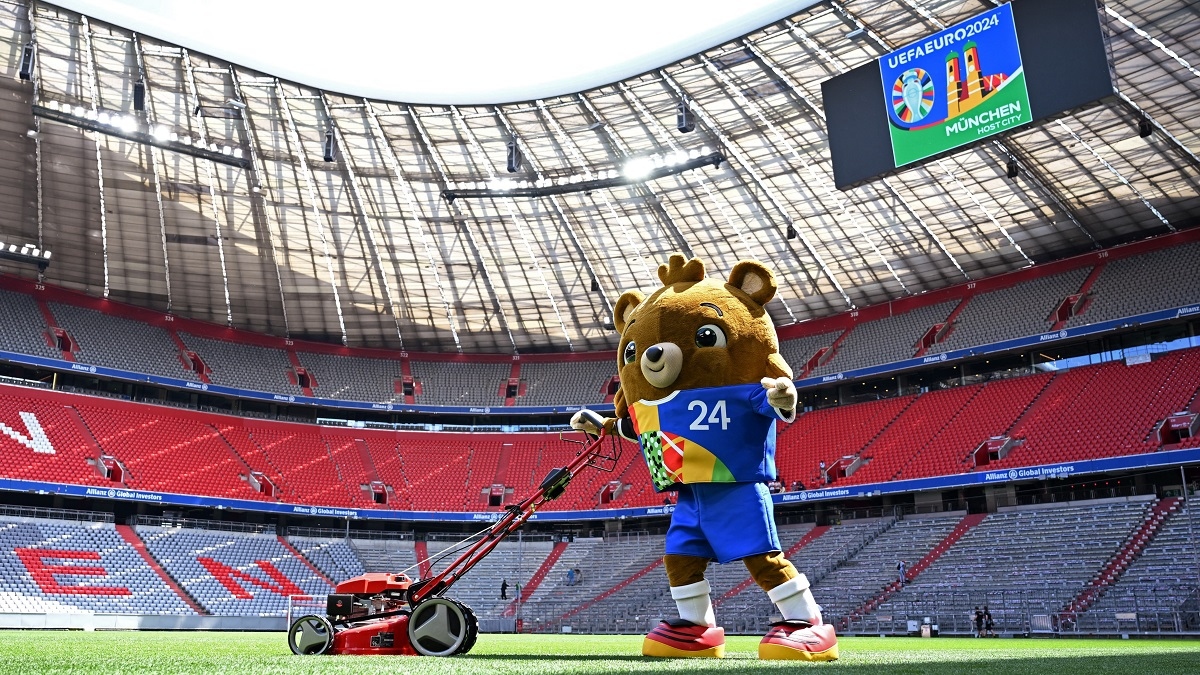 Allianz Arena có sức chứa 75.024 người. Tuy nhiên tại EURO năm nay, sức chứa tối đa của sân sẽ là 66.026 người. Sân nhà của Bayern Munich tổ chức trận khai mạc Đức - Scotland và 4 trận đấu khác của EURO 2024. 