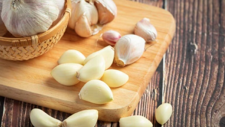 Ăn tỏi khi bụng đói mang lại nhiều lợi ích sức khỏe