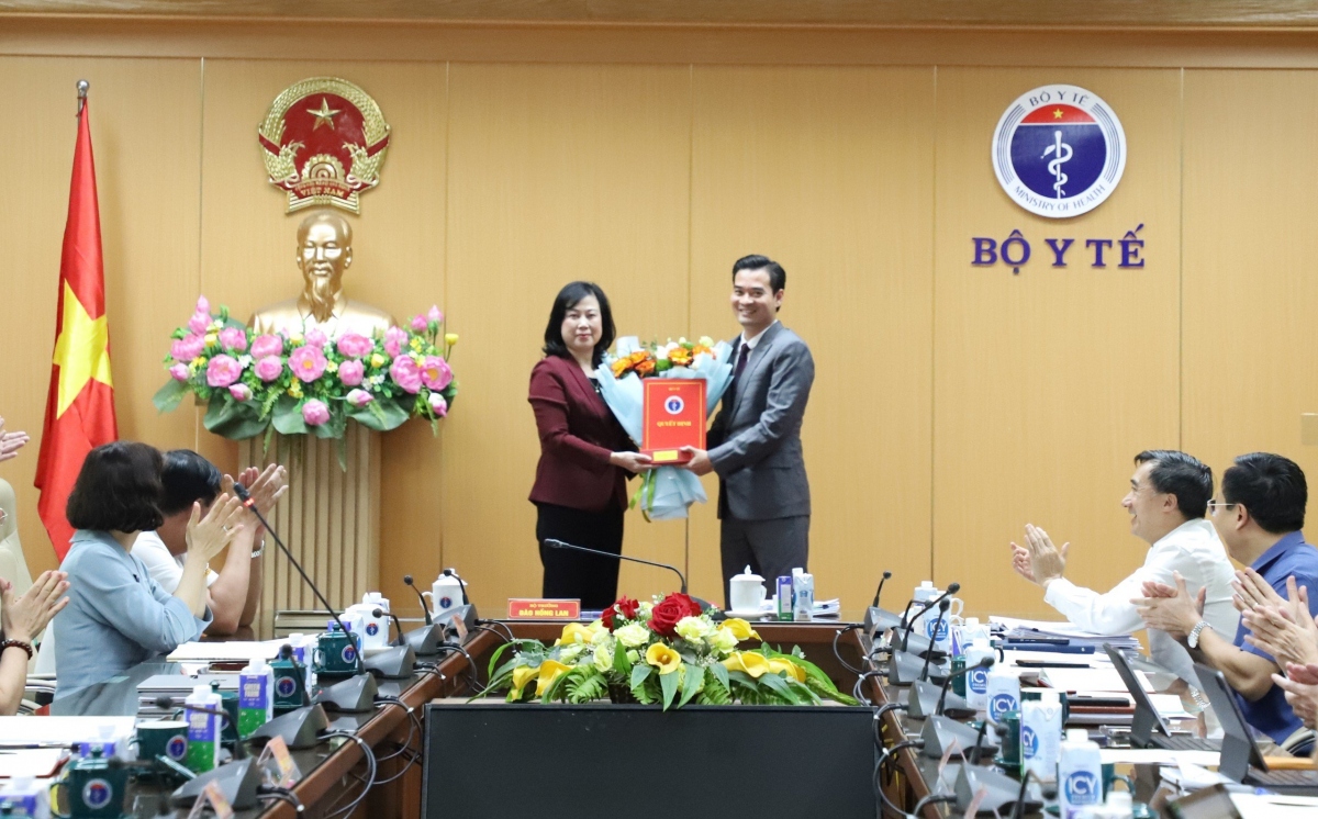Bộ trưởng Bộ Y tế Đào Hồng Lan trao quyết định và chúc mừng Phó Cục trưởng Chu Quốc Thịnh