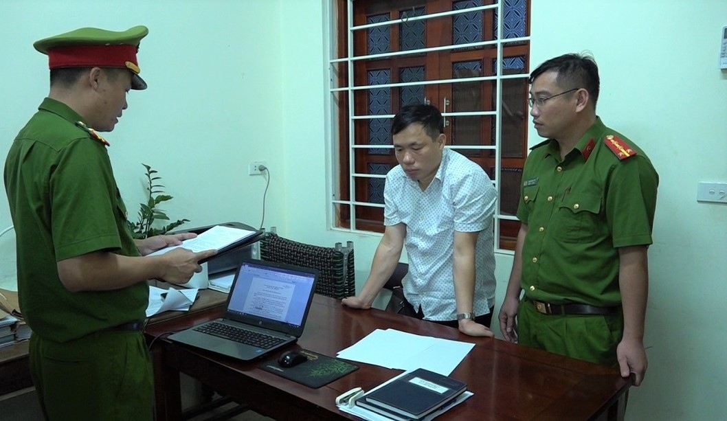 Cơ quan CSĐT đọc lệnh bắt bị can để tạm giam đối với ông Trần Đức Lợi - Phó Chủ tịch UBND huyện Quỳ Hợp (Ảnh: Công an Nghệ An)