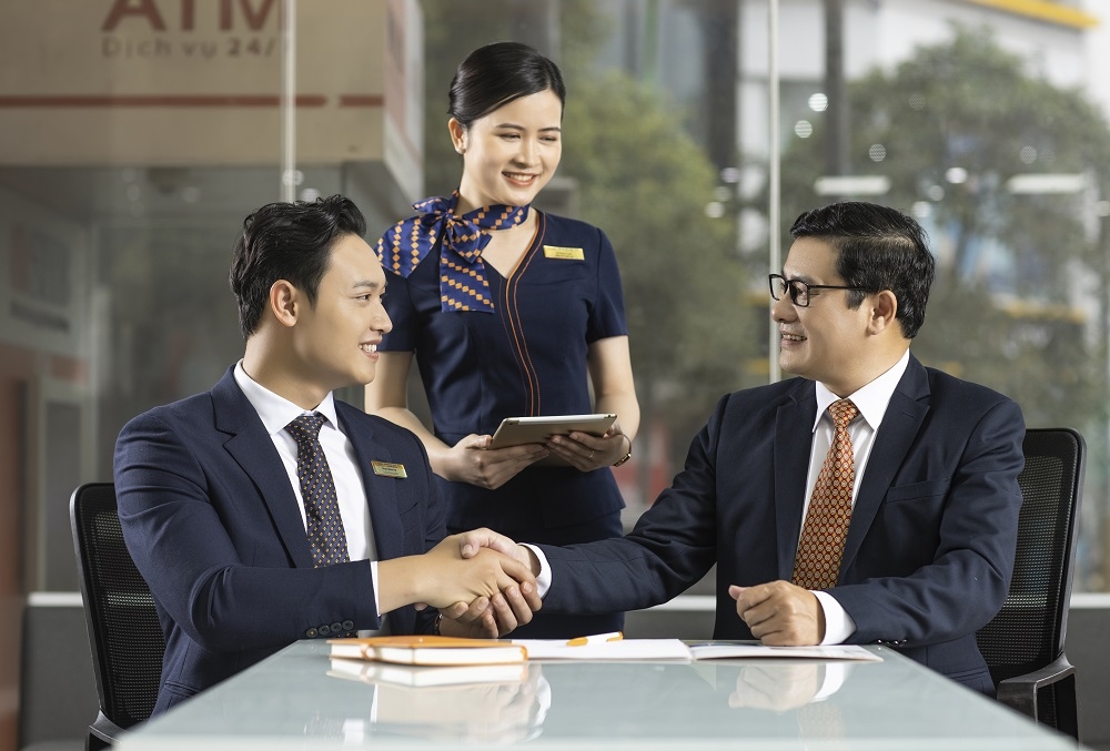 Mối quan hệ giữa khách hàng và SHB không chỉ dừng lại ở một giao dịch tài chính, đó sự kết nối giữa con người và con người, từ trái tim tới trái tim, để sẻ chia và hỗ trợ lẫn nhau