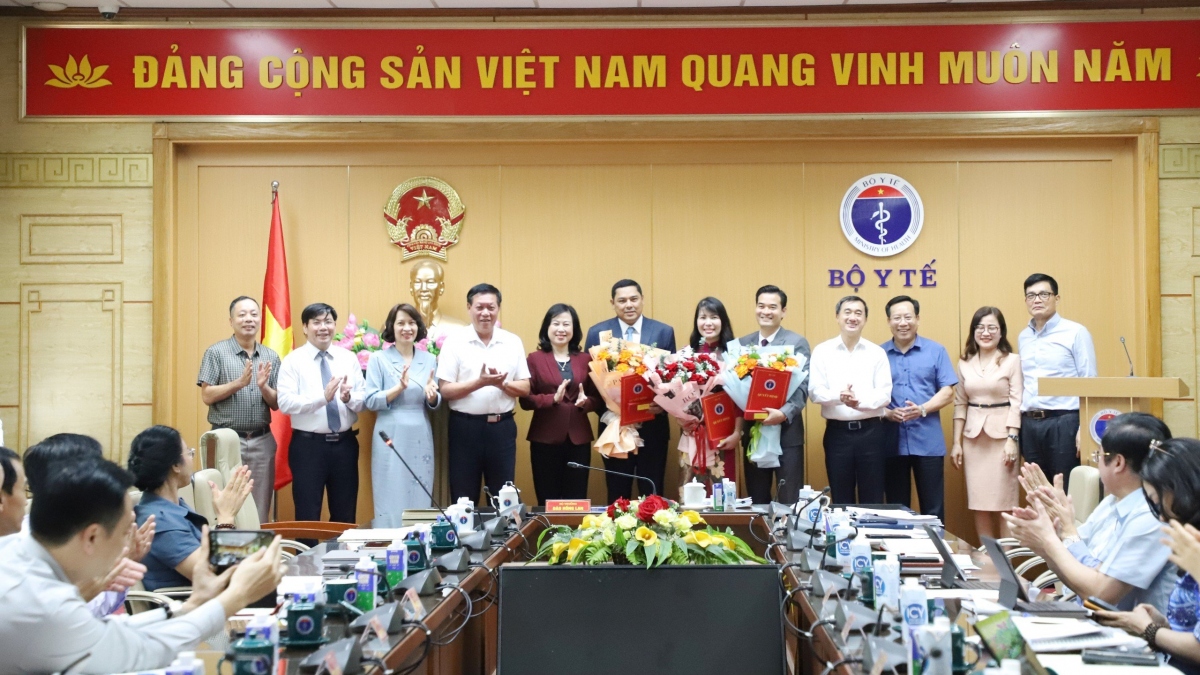 Bộ trưởng Bộ Y tế Đào Hồng Lan, các Thứ trưởng Đỗ Xuân Tuyên, Trần Văn Thuấn, Nguyễn Thị Liên Hương, Lê Đức Luận chúc mừng Phó Cục trưởng Chu Quốc Thịnh