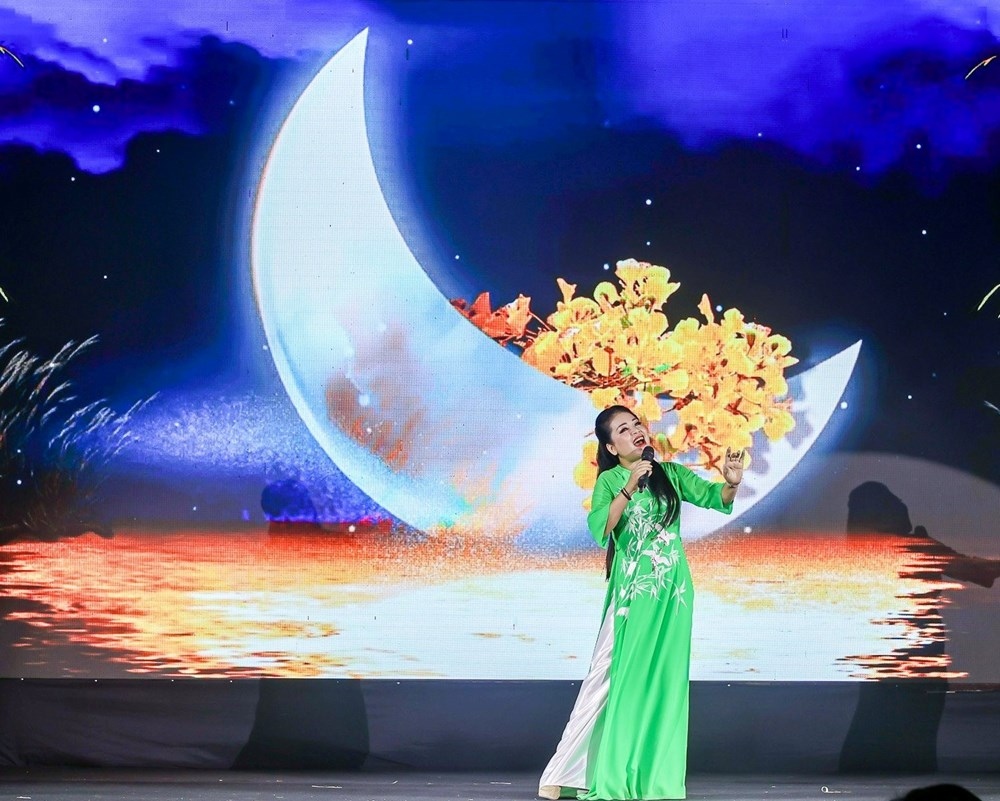 Trong không khí xúc động tưởng nhớ nhà thơ, nhạc sĩ tài hoa, bạn bè, công chúng hâm mộ đã cùng lắng nghe những nhạc phẩm nổi tiếng do ông sáng tác như: Chèo thuyền trên sông Bùng; Câu hát quê hương; Làng quan họ quê tôi; Đôi mắt đò ngang; Một dại khờ, một tôi…, qua giọng ca của các nghệ sĩ nổi tiếng.