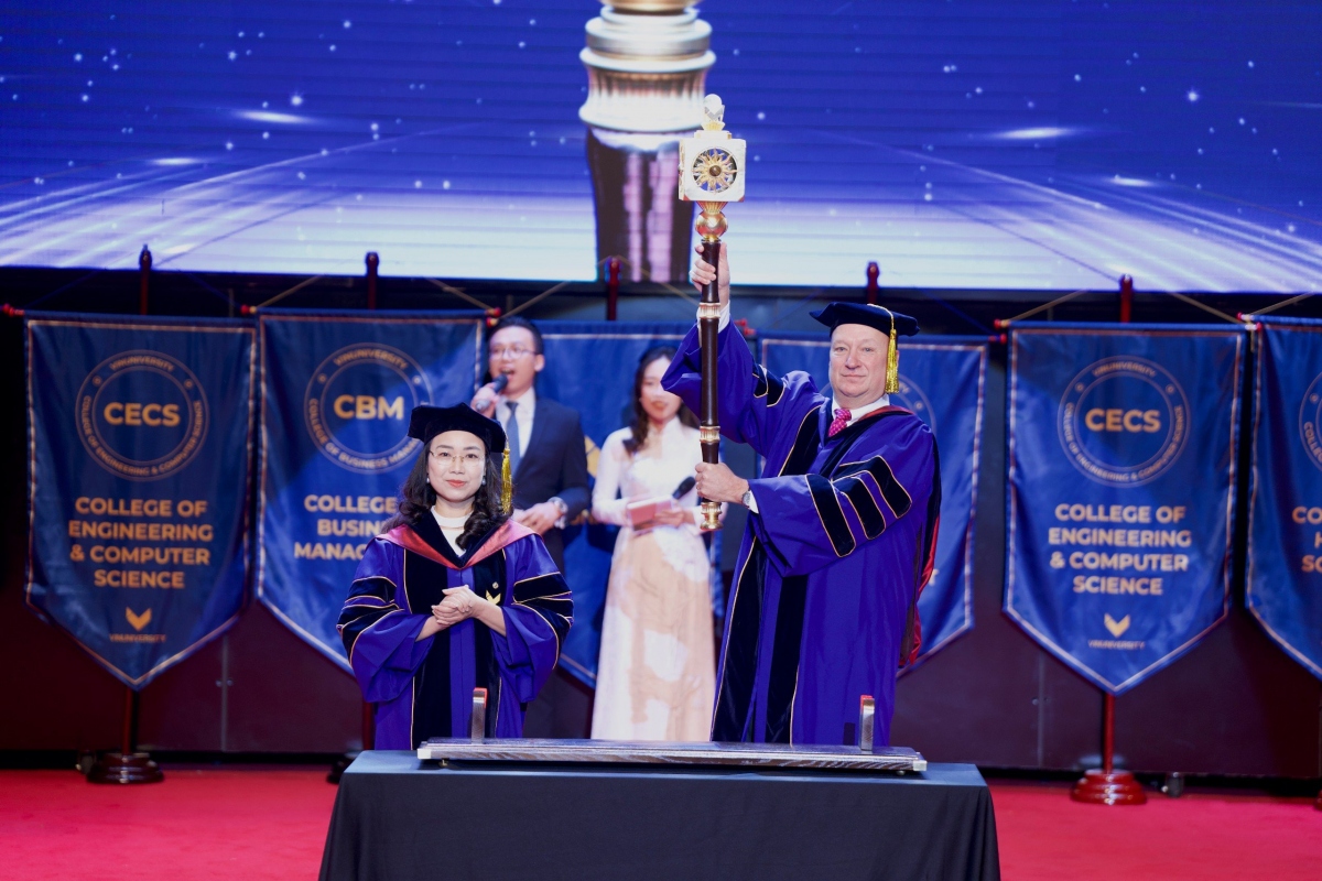 Lễ rước quyền trượng với sự dẫn dắt của Chủ tịch trường Lê Mai Lan và Hiệu trưởng David Bangsberg