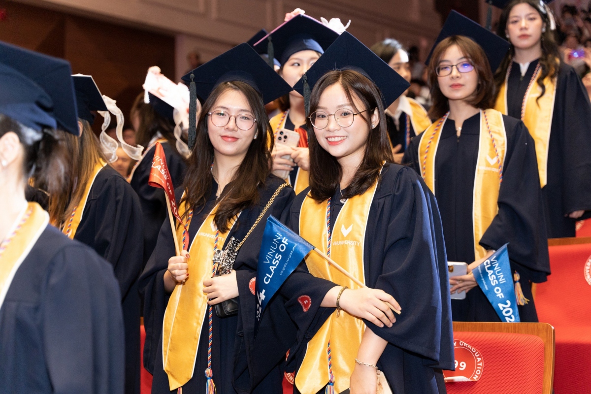 Các tân khoa hân hoan sẵn sàng bước vào cuộc sống mới phía sau giảng đường