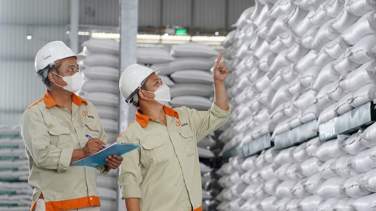 Chiến lược địa phương hóa giúp nâng cao thế mạnh kinh doanh, giảm được nhiều chi phí vận chuyển,
tăng sự cạnh tranh để đáp ứng tốt nhu cầu của khách hàng