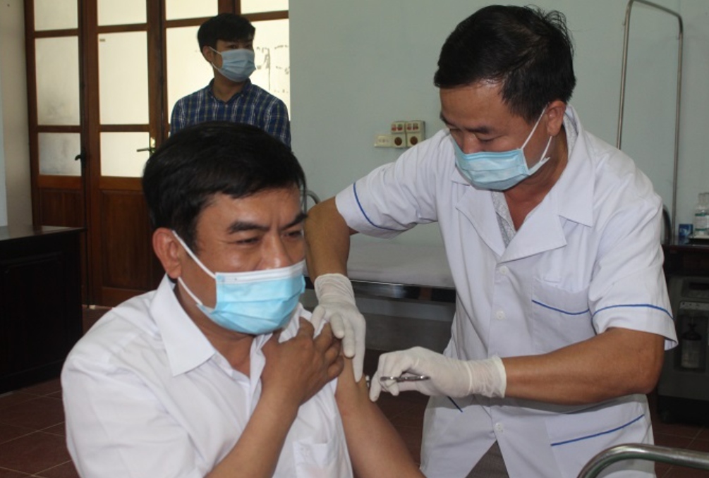 Tiêm vaccine phòng chống dịch Covid-19 tại huyện Con Cuông (Ảnh minh họa)