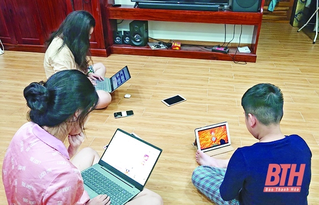Mạng xã hội làm gia tăng nhiều mối quan hệ ảo nhưng lại khiến tình cảm gia đình trở nên lỏng lẻo, thậm chí bị “ngắt” kết nối (Ảnh minh họa: KT)