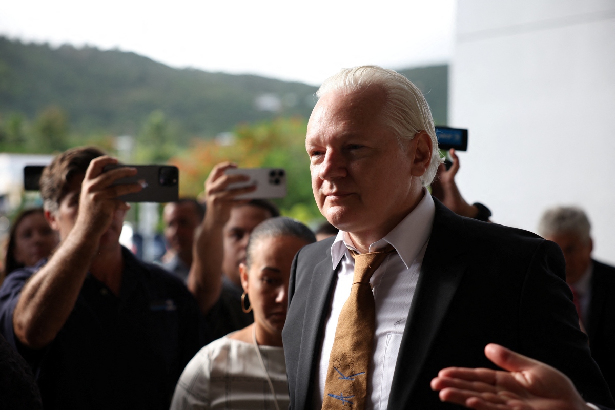 Người sáng lập WikiLeaks Julian Assange được trả tự do về Australia. Ảnh: Reuters