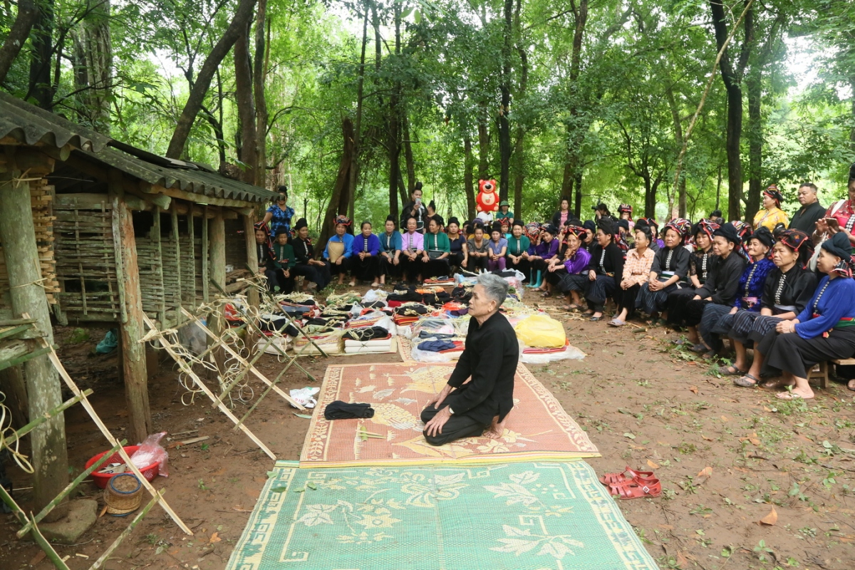 Bà con dân bản tập trung quanh miếu thờ, cùng tổ chức nghi lễ.