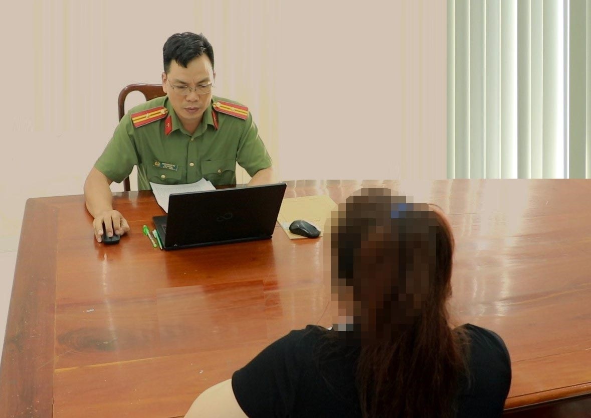 Bà T. trình báo sự việc với công an (ảnh: BP)