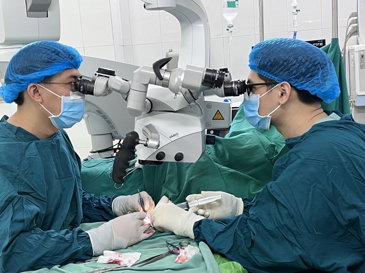 Bác sĩ sử dụng kính hiển vi phẫu thuật siêu phóng đại (Ảnh: Bệnh viện cung cấp)