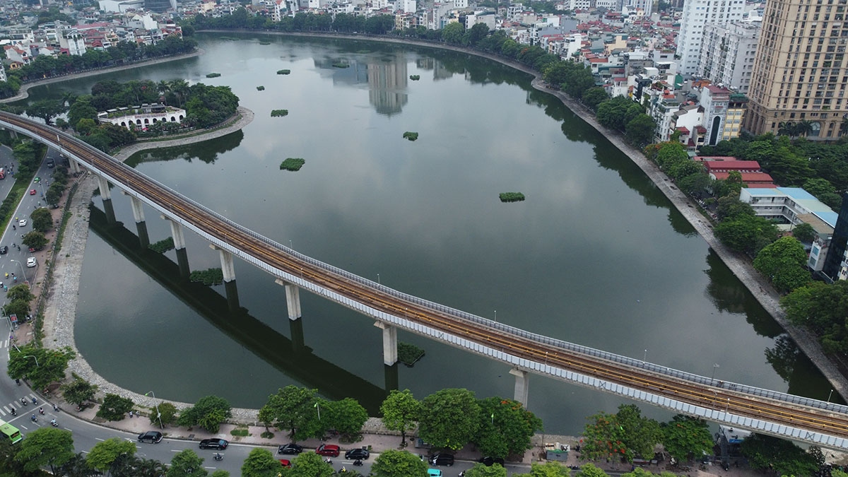 Thông tin từ UBND quận Đống Đa, thời gian tới sẽ đầu tư cải tạo khu vực quanh hồ Hoàng Cầu thành tuyến phố thương mại ẩm thực. Rút kinh nghiệm việc tuyến phố đi bộ ở một số nơi thất bại. Khu vực hồ Hoàng Cầu, cụ thể là phố Mai Anh Tuấn  sẽ được hướng tới kinh doanh dịch vụ thương mại ẩm thực, 