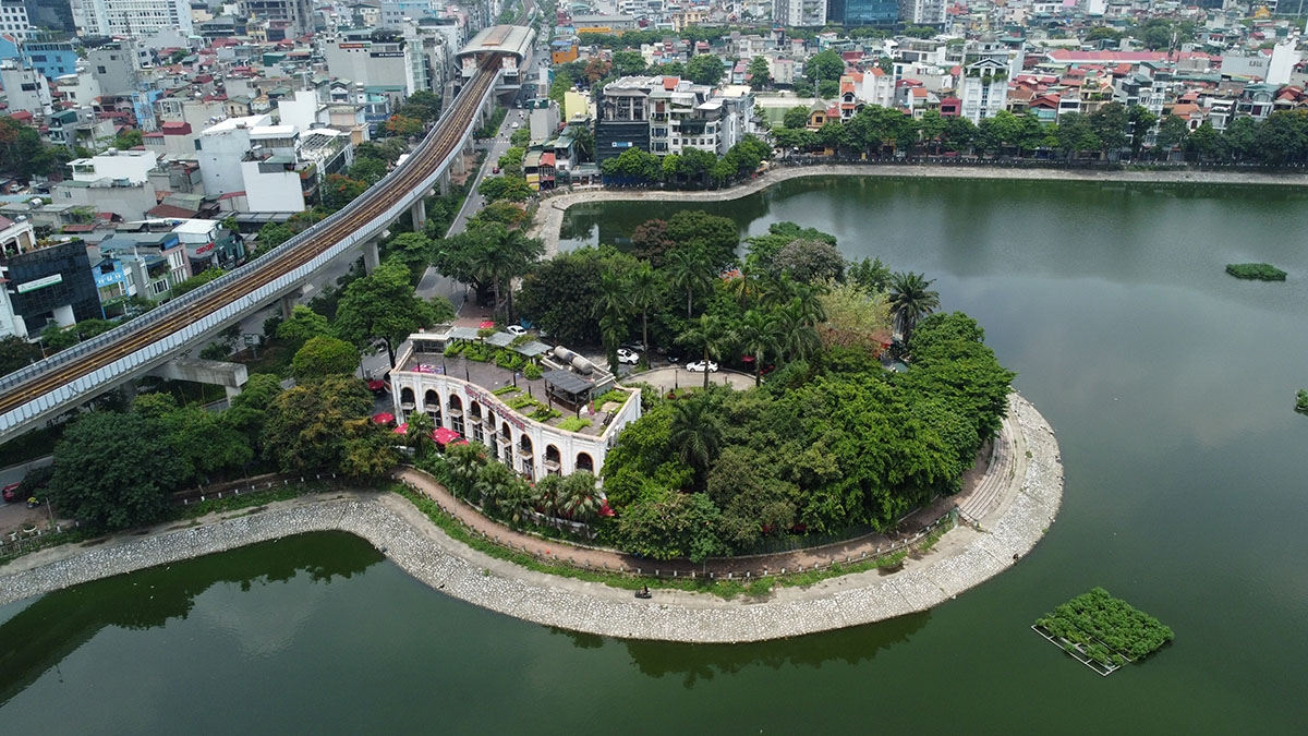 Đặc biệt  hồ Hoàng Cầu sẽ có thêm một bán đảo nhân tạo nữa để khớp nối không gian các khu vực sân khấu biểu diễn, giới thiệu sản phẩm, ẩm thực đêm.