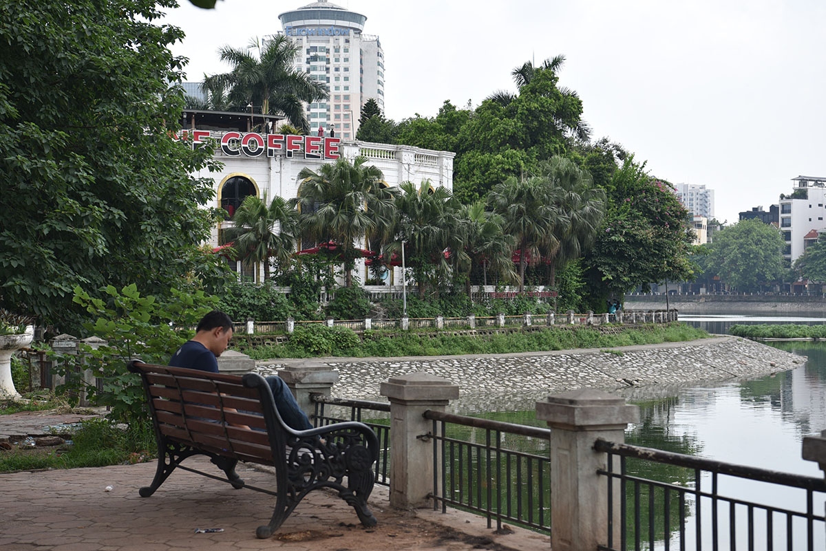 Không gian mặt nước, cây xanh là một địa điểm lý tưởng thu hút người dân tới vui chơi, nghỉ ngơi.
