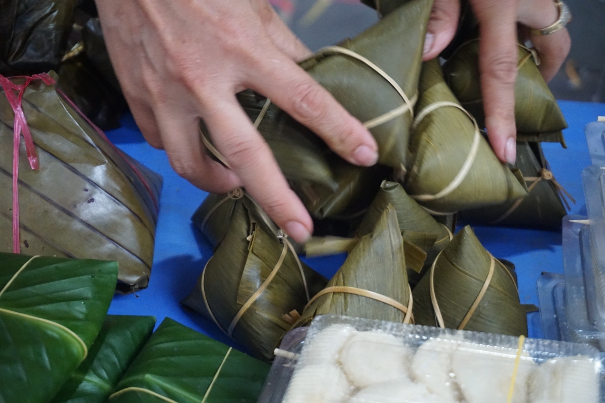 Cùng với rượu cái thì bánh gio cũng là một sản vật truyền thống dịp 5/5