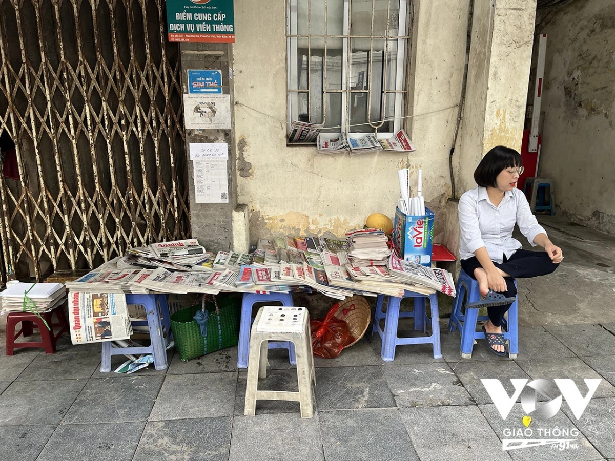 Quầy báo trên phố Phan Chu Trinh có khá nhiều đầu báo