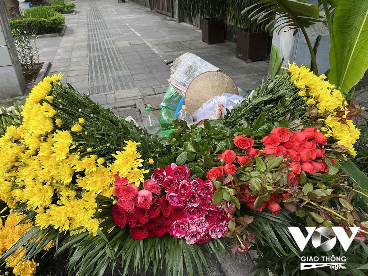 Hình ảnh chạnh lòng khi báo giấy bước đến cuối chặng đường của nó, là để dùng cho việc gói hoa...