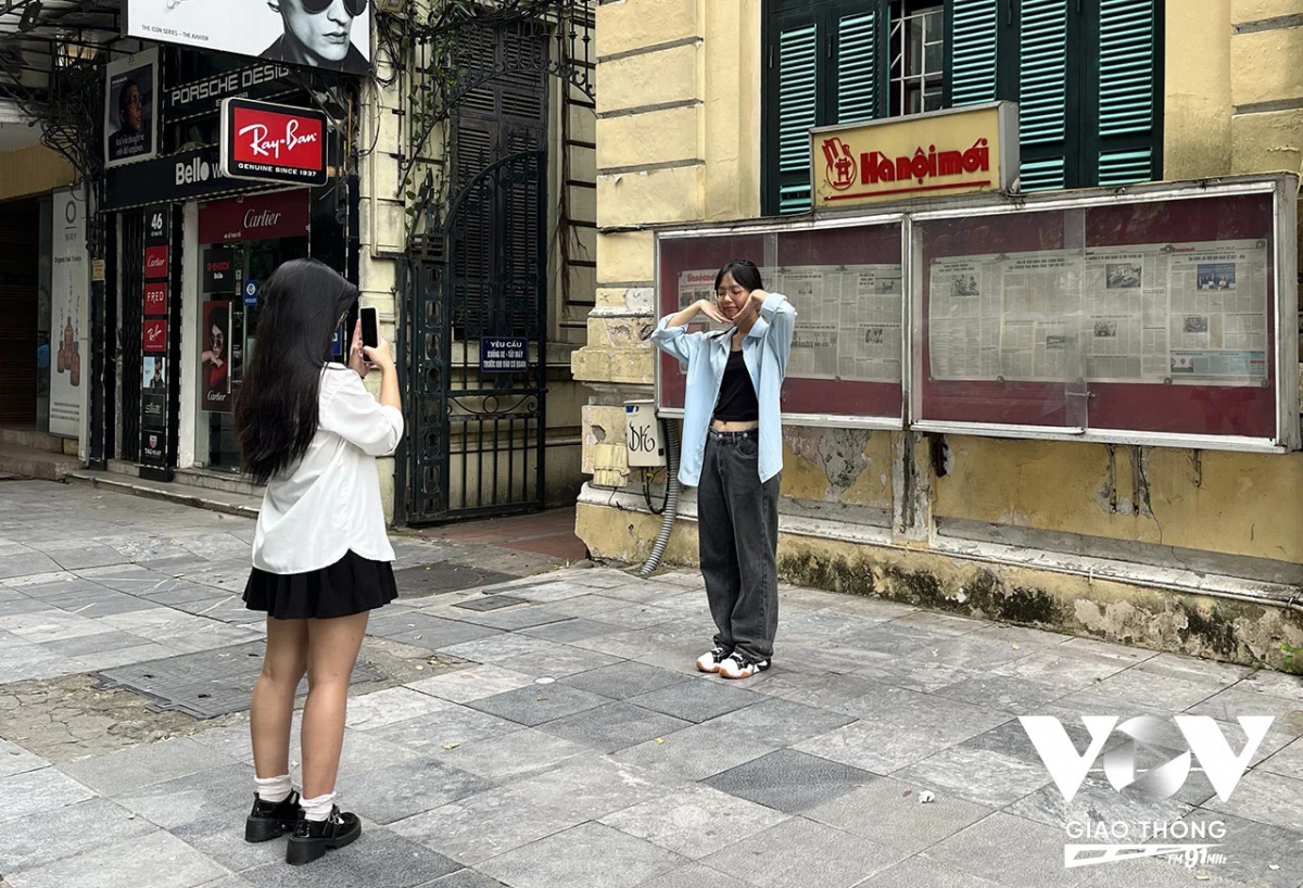 Điểm checkin nổi tiếng trước cửa báo Hànộimới của giới trẻ Thủ đô. Hằng ngày, có hàng chục lươt các bạn trẻ tới đây chụp ảnh trước hộp báo mới của báo, thế nhưng điều đáng buồn là họ chỉ đứng chụp ảnh, chứ không mấy người muốn đọc những tờ báo mới ấy...
