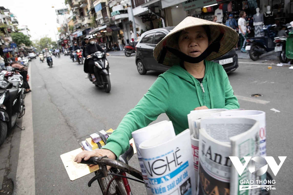 Hình ảnh những người bán báo rong trên phố ngày nay thật hiếm hoi, phải "may mắn" lắm mới bắt gặp họ trên đường phố bây giờ