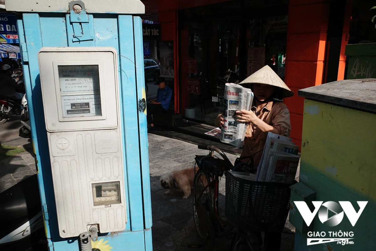 Một người bán báo rong đang sắp xếp lại tập báo vào giỏ xe buổi sáng sớm trên phố Quán Sứ để chuẩn bị hành trình "tìm" độc giả hiếm hoi trong thời buổi ai cũng dùng smartphone để theo dõi tin tức...