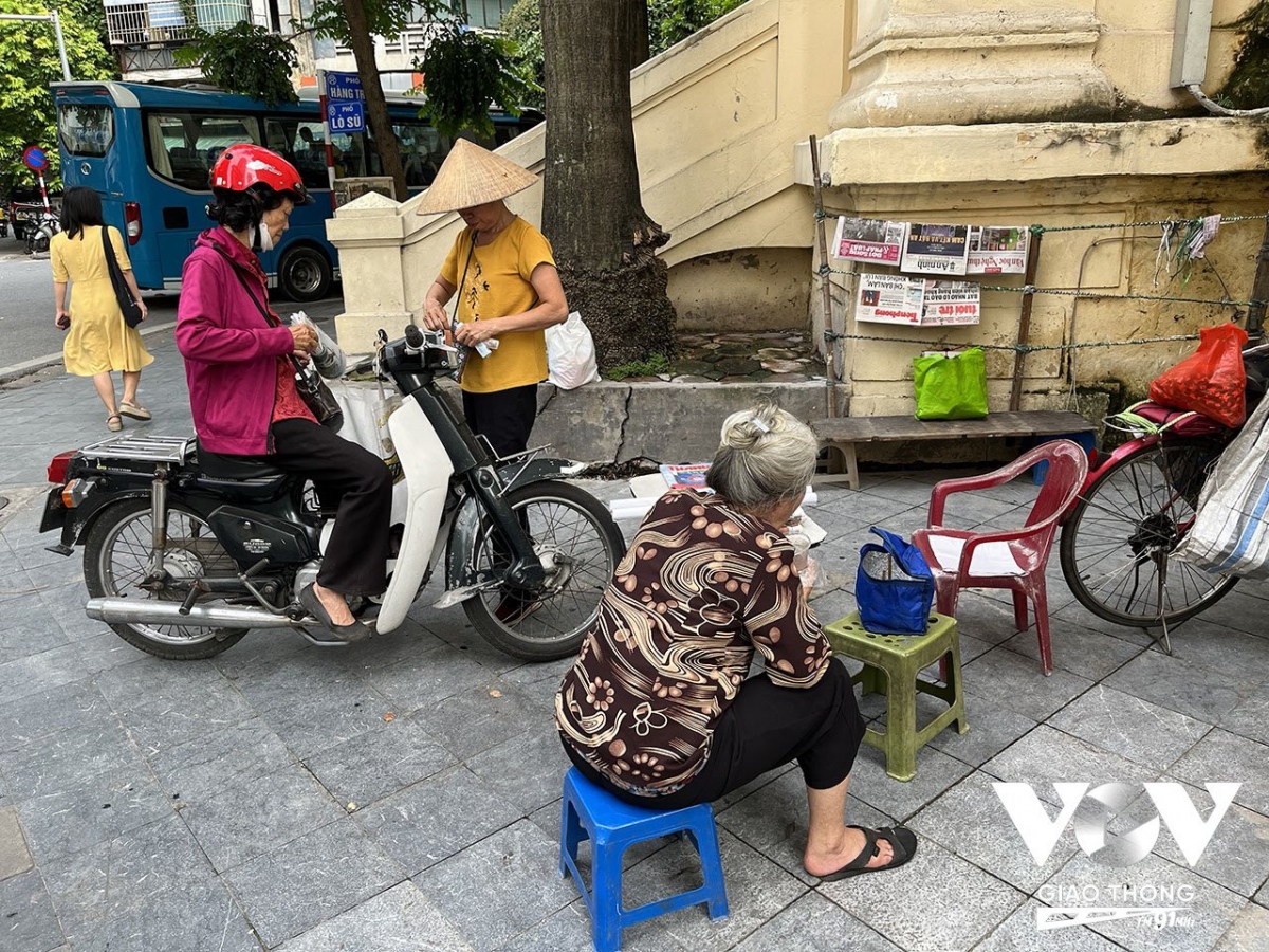 Sạp báo góc phố Hàng Vôi đã tồn tại vài chục năm. Người phụ nữ bán báo này trước đây có sạp báo khá lớn, nhưng giờ chỉ còn bán vài đầu báo, có lẽ thu nhập cũng chỉ đủ rau cháo hạn chế qua ngày...