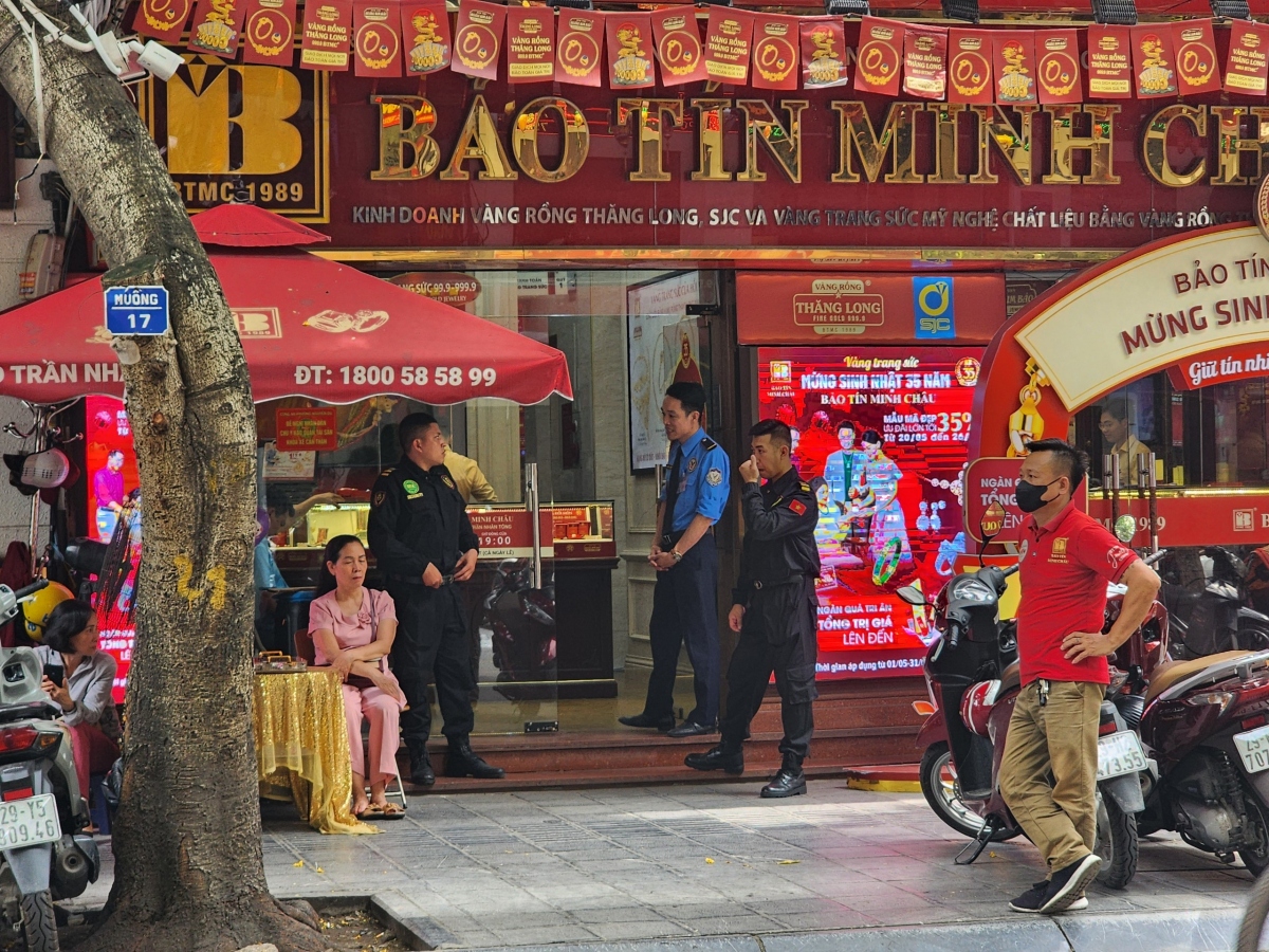 Bảo tín Minh Châu thường ngày đông đúc nhưng hôm nay từ chối giao dịch bán ra với mọi sản phẩm
trừ đồ trang sức.