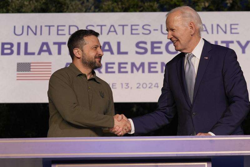 Tổng thống Ukraine Zelensky và Tổng thống Mỹ Biden. Ảnh: AP