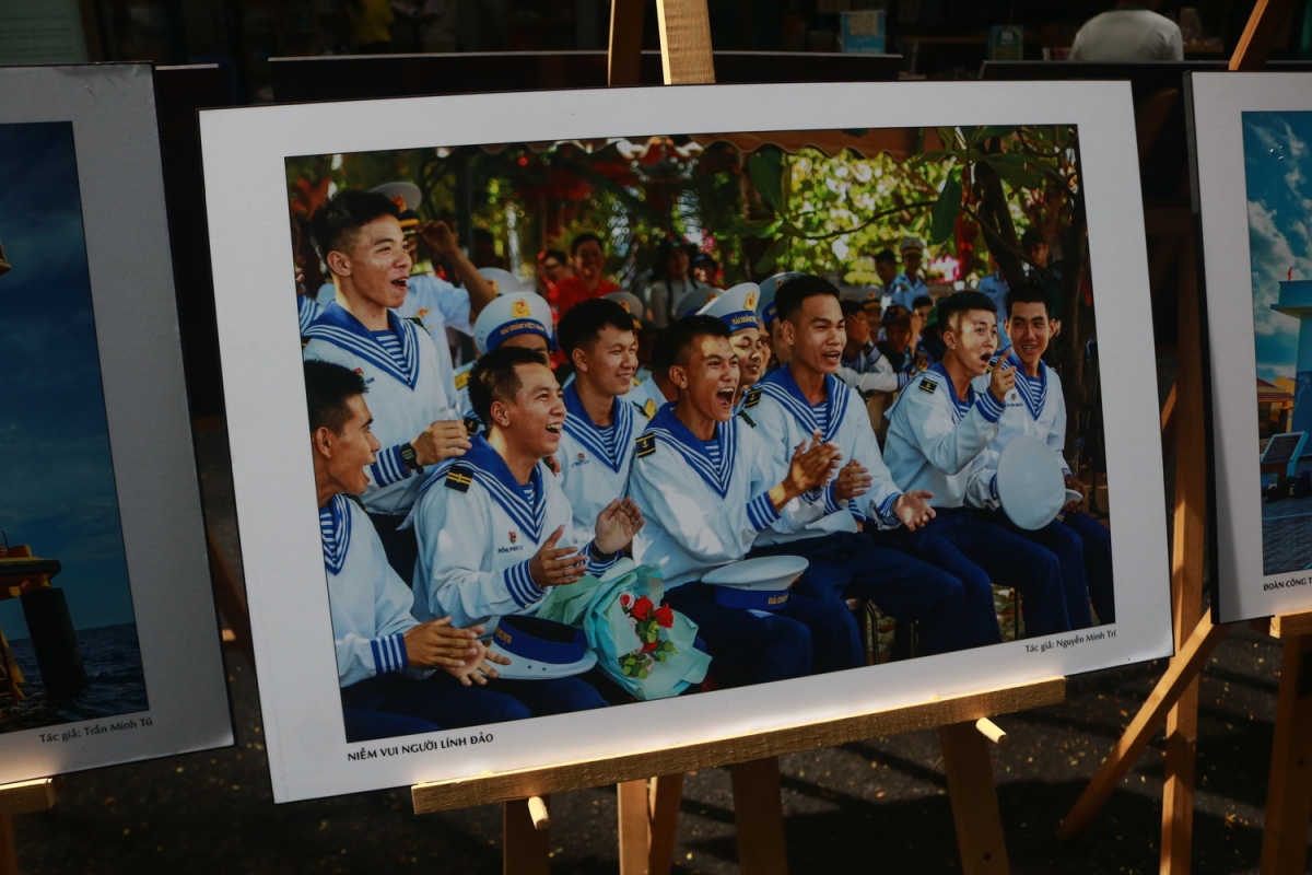 Bức ảnh ghi lại khoảng khắc của những người lính đảo của tác giả Nguyễn Minh Trí (Ảnh: Phan Trinh)