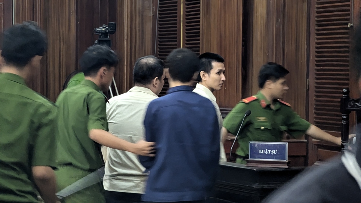Các bị cáo trong vụ án được áp giải đến toà.