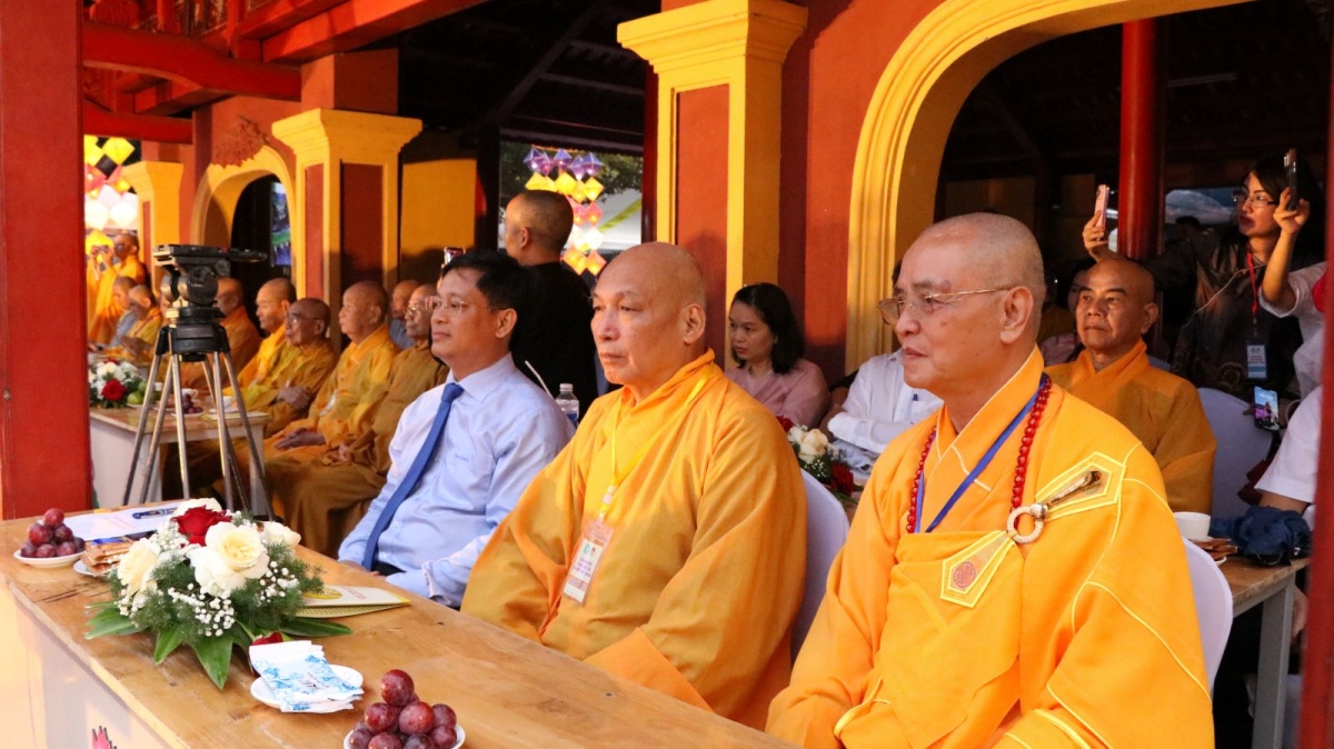 Các đại biểu tham dự Lễ hội Hoa Đăng