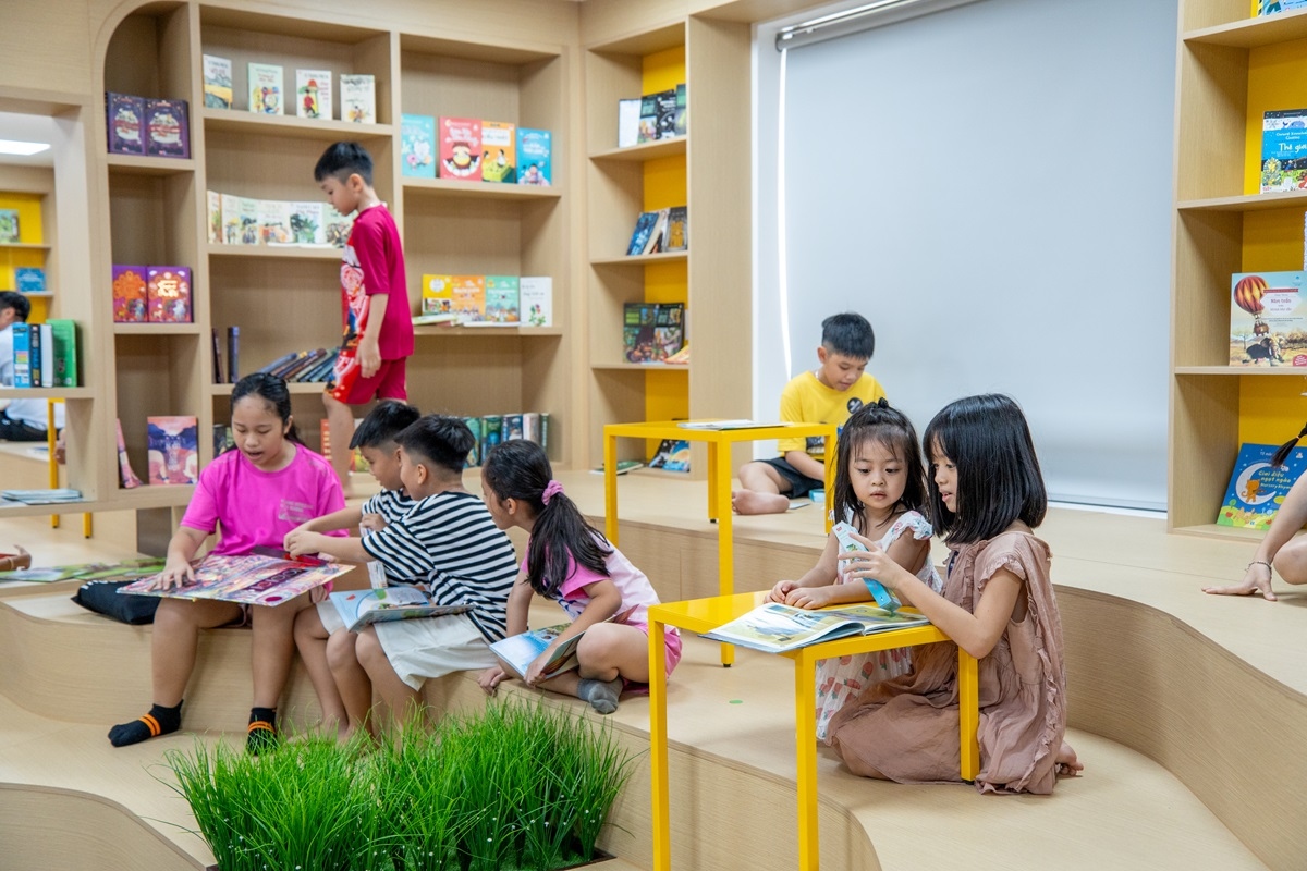 Các em học sinh tham quan và đọc sách tại thư viện trường INschool Bến Cát 1