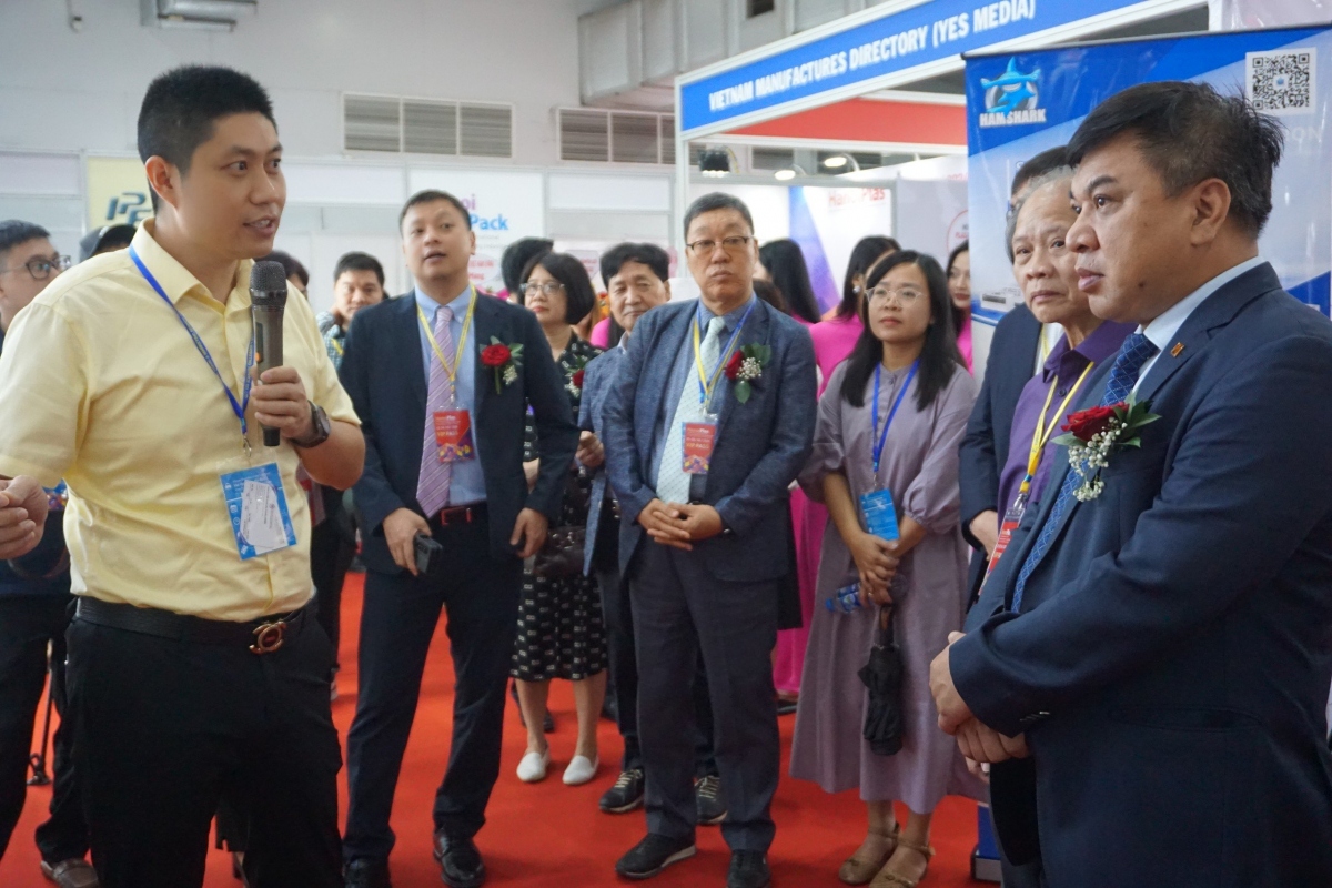 Các vị khách mời tham quan tại sự kiện