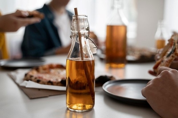Không nên uống quá 1 lít Kombucha mỗi ngày. Ảnh: Only My Health