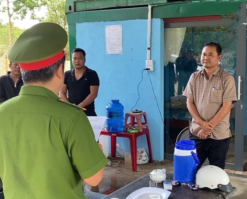 Cơ quan Công an đọc lệnh khởi tố bị can với Phan Đình Thái Anh (bìa phải). (ảnh: Công an Gia Lai)