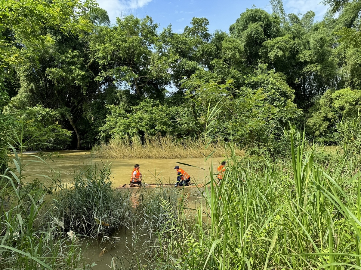 Lực lượng cứu hộ cứu nạn Công an Cao Bằng, chính quyền địa phương và người dân tổ chức tìm kiếm cháu bé mất tích