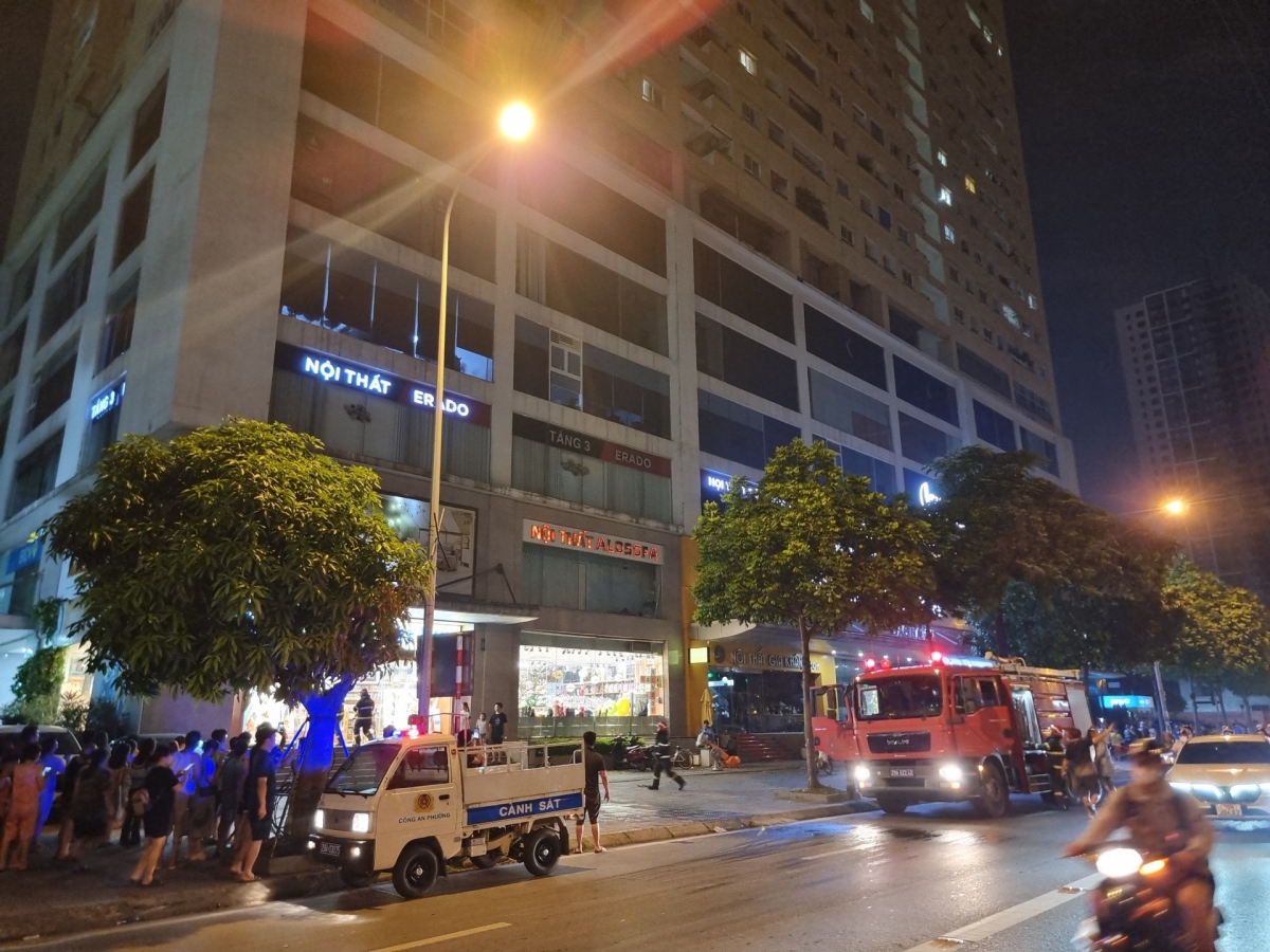 Lực lượng Cảnh sát PCCC&amp;CNCH nhanh chóng tiếp cận hiện trường vụ cháy. Ảnh: Minh Phương