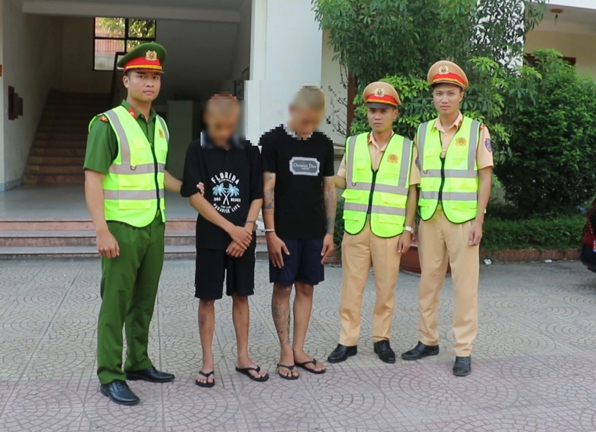 Chỉ sau một ngày tiếp nhận tin báo, Công an huyện Nghi Lộc đã bắt giữ 2 đối tượng manh động, dùng dao chặn đường cướp tài sản