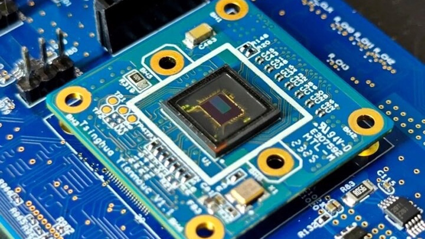 Chip thị giác Tianmouc - Ảnh: Đại học Thanh Hoa