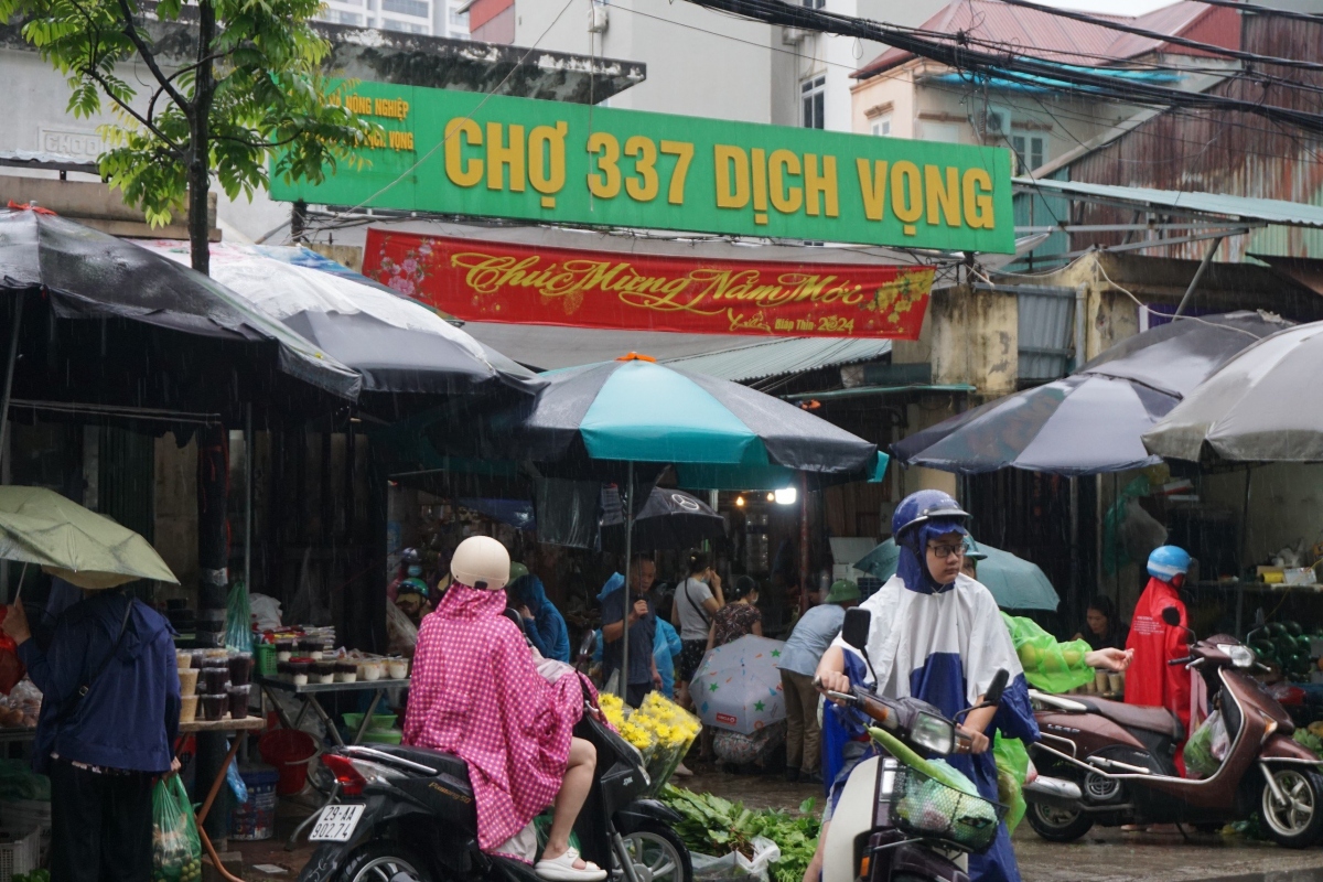 Người dân đi chợ sắm Tết dù thời tiết không ủng hộ