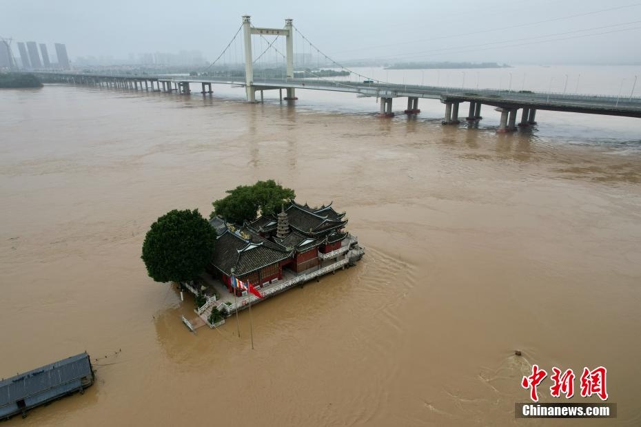 Chùa Kim Sơn ở Phúc Châu, thủ phủ tỉnh Phúc Kiến, bị nước lũ dâng cao bao vây ngày 18/6. Ảnh: Chinanews