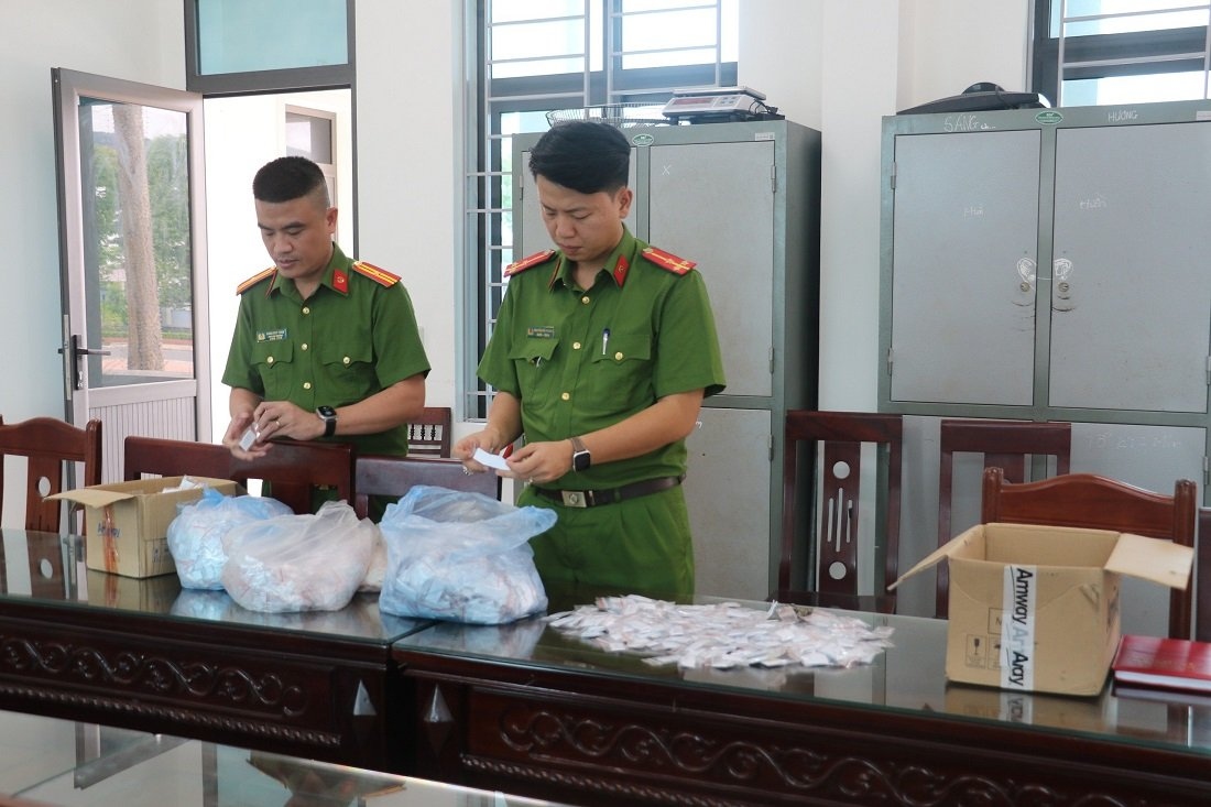 Công an thị xã Thái Hòa kiểm tra tang vật vụ án
